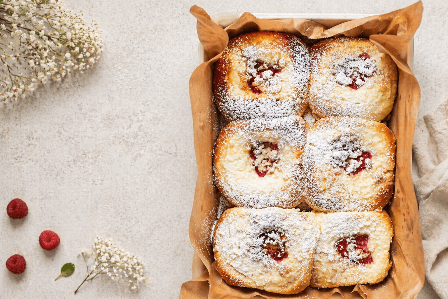 Zjęcie okładkowe do posta "Drożdżówki z serem i truskawkami"